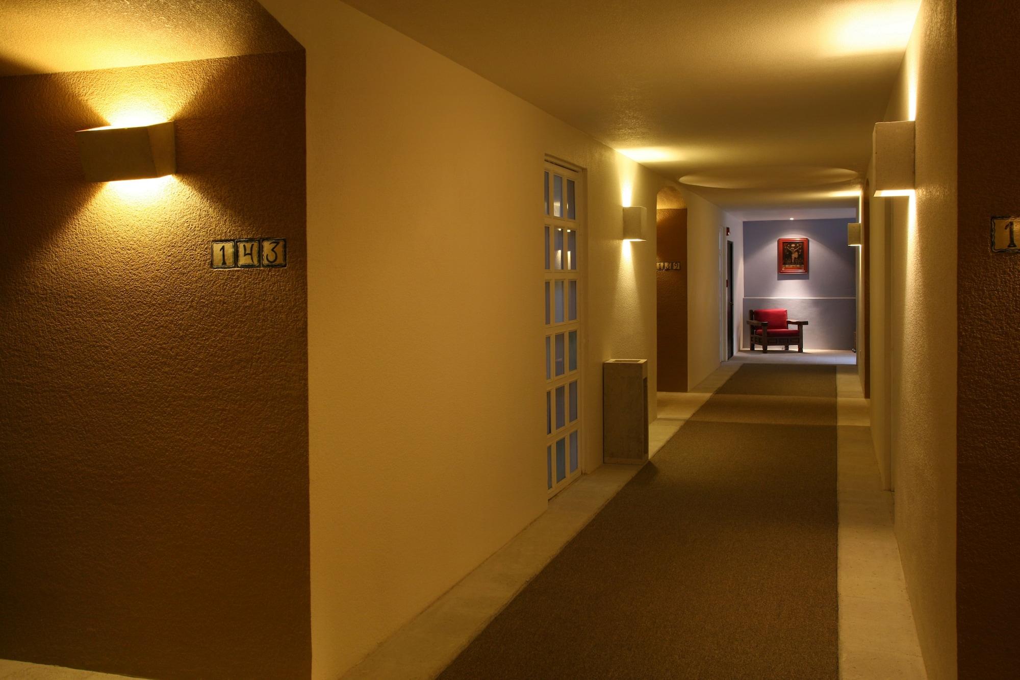 Hacienda Jurica By Brisas Hotel Queretaro Ngoại thất bức ảnh A corridor at the hotel