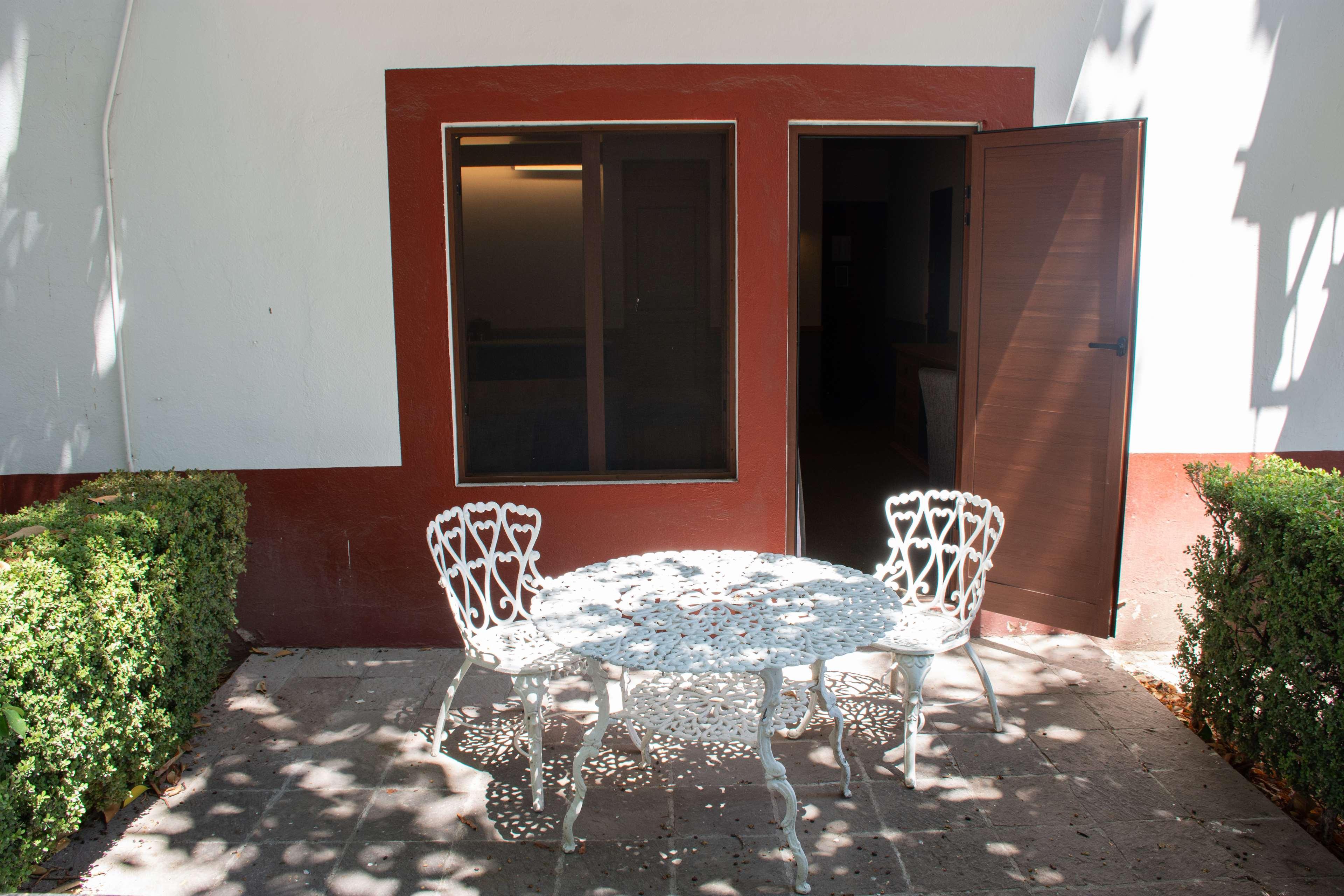 Hacienda Jurica By Brisas Hotel Queretaro Ngoại thất bức ảnh A typical patio at the hotel