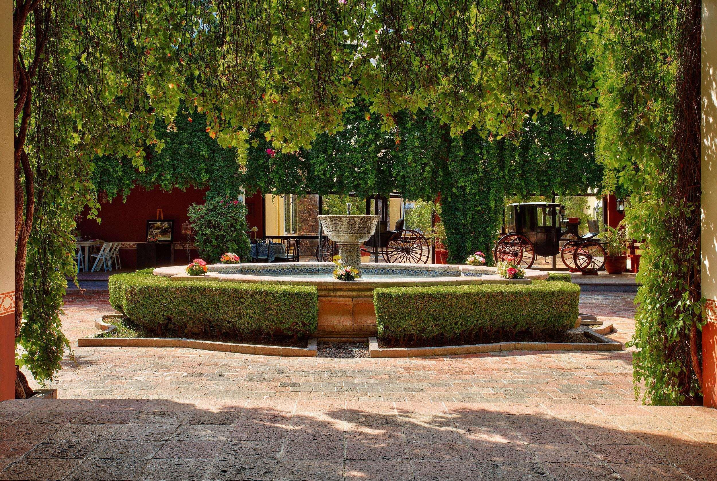 Hacienda Jurica By Brisas Hotel Queretaro Ngoại thất bức ảnh Fountain in the courtyard of the winery