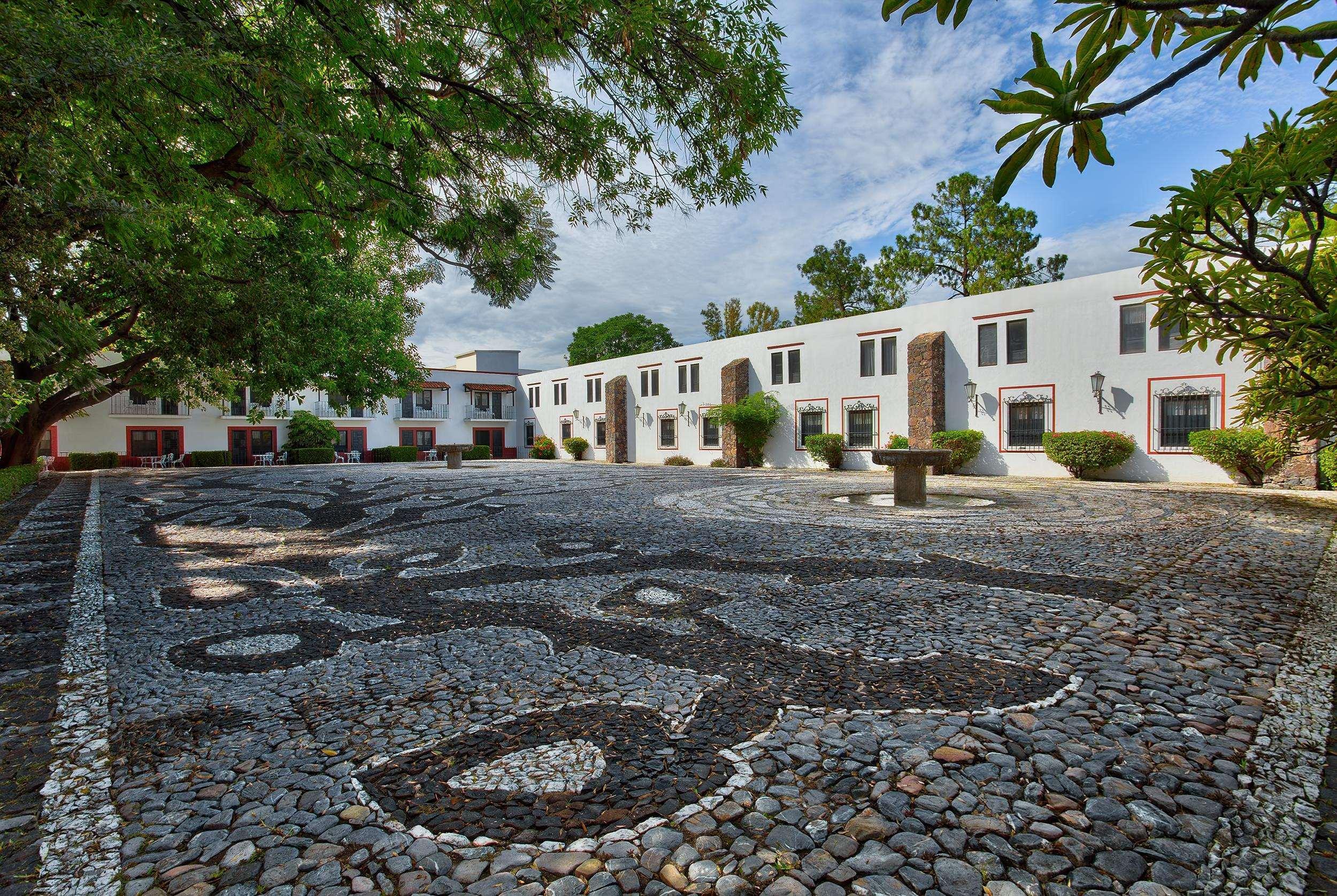 Hacienda Jurica By Brisas Hotel Queretaro Ngoại thất bức ảnh The courtyard at the Santa Fe Plaza