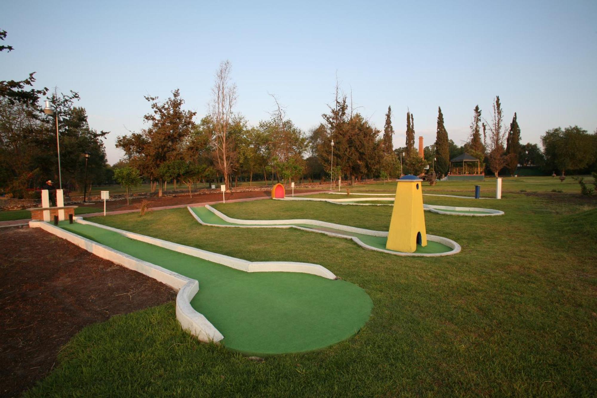 Hacienda Jurica By Brisas Hotel Queretaro Ngoại thất bức ảnh Miniature golf course in the park